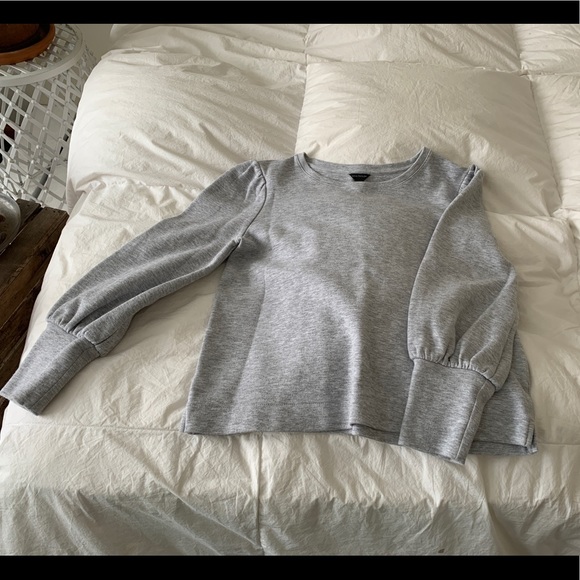 Cute light grey crew neck with a bit of spi - Picture 2 of 5